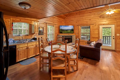 Secluded Cabin with Pool Table, Hot-tub and Private Spa in Gatlinburg, Tennessee - Gatlinburg, Tennessee - glamping.directory