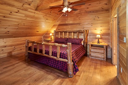 Secluded Cabin with Pool Table, Hot-tub and Private Spa in Gatlinburg, Tennessee - Gatlinburg, Tennessee - glamping.directory