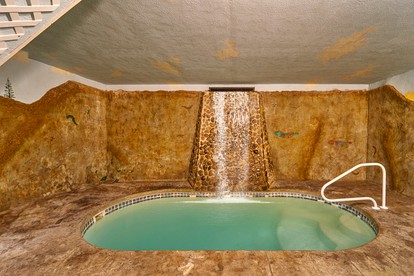 Secluded Cabin with Pool Table, Hot-tub and Private Spa in Gatlinburg, Tennessee - Gatlinburg, Tennessee - glamping.directory