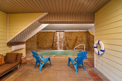 Secluded Cabin with Pool Table, Hot-tub and Private Spa in Gatlinburg, Tennessee - Gatlinburg, Tennessee - glamping.directory