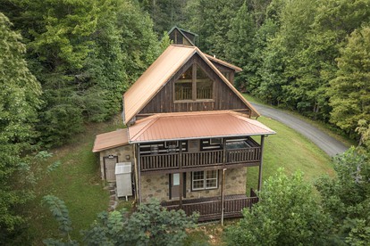Secluded Cabin with Pool Table, Hot-tub and Private Spa in Gatlinburg, Tennessee - glamping.directory