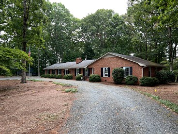 Spacious Cozy Cottage with Foosball Table, Private Deck and Fire Pit in Indian Trail, North Carolina - Indian Trail, North Carolina - glamping.directory
