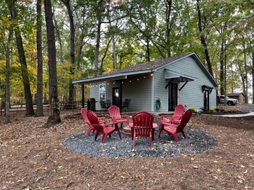 Spacious Cozy Cottage with Foosball Table, Private Deck and Fire Pit in Indian Trail, North Carolina - Indian Trail, North Carolina - glamping.directory