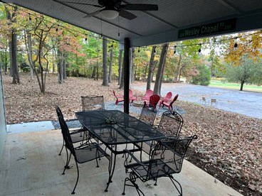 Spacious Cozy Cottage with Foosball Table, Private Deck and Fire Pit in Indian Trail, North Carolina - Indian Trail, North Carolina - glamping.directory