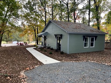 Spacious Cozy Cottage with Foosball Table, Private Deck and Fire Pit in Indian Trail, North Carolina - Indian Trail, North Carolina - glamping.directory
