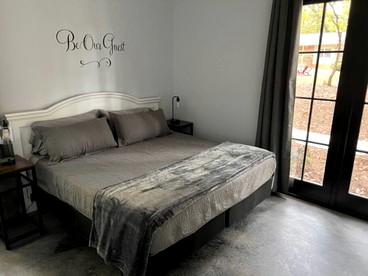 Spacious Cozy Cottage with Foosball Table, Private Deck and Fire Pit in Indian Trail, North Carolina - Indian Trail, North Carolina - glamping.directory