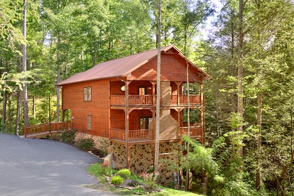 Warm and Cozy Gatlinburg Cabin Rental for a Fun-Filled Tennessee Vacation - Gatlinburg, Tennessee - glamping.directory