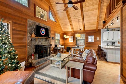 Charming Cabin Nestled in the Forest near the Toccoa River in Suches, Georgia - Suches, Georgia - glamping.directory