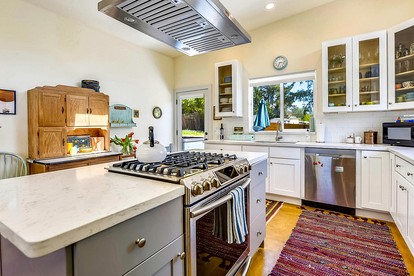 Impressive Cottage with Hot-tub and Barbecue in Forestville, California - Forestville, California - glamping.directory