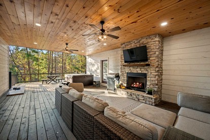 Cozy Cabin with Hot Tub & Fireplace in Broken Bow, Oklahoma - Broken Bow, Oklahoma - glamping.directory