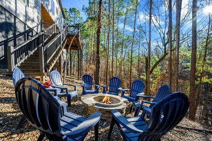Cozy Cabin with Hot Tub & Fireplace in Broken Bow, Oklahoma - Broken Bow, Oklahoma - glamping.directory