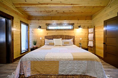 Cozy Cabin with Hot Tub & Fireplace in Broken Bow, Oklahoma - Broken Bow, Oklahoma - glamping.directory