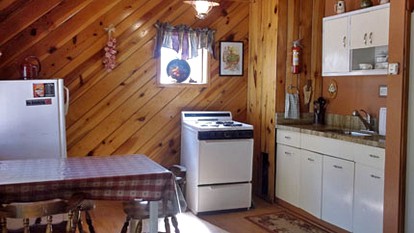 Charming One-Bedroom Vacation Rental with Full Kitchen in Navajo County, Arizona - Lakeside, Arizona - glamping.directory