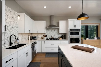 Mountain Cabin with Elegant Chic Interior and Deck in Montana - Bozeman, Montana - glamping.directory