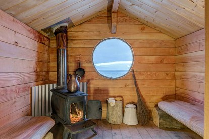 Beachfront Glamping Cabin with Mountain Views near Homer, Alaska - Seldovia, Alaska - glamping.directory