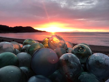 Beachfront Glamping Cabin with Mountain Views near Homer, Alaska - Seldovia, Alaska - glamping.directory