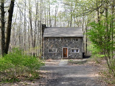 Idyllic Getaway Cottage in the Woods near Woodstock, New York - glamping.directory