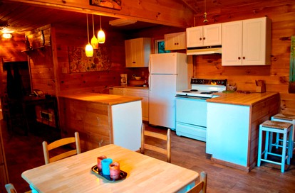 Quiet and Charming Cabin Rental on Hocking River in Southern Ohio - Hocking Hills, Ohio - glamping.directory