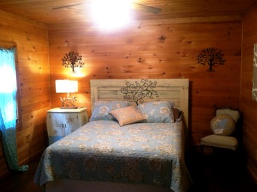 Quiet and Charming Cabin Rental on Hocking River in Southern Ohio - Hocking Hills, Ohio - glamping.directory