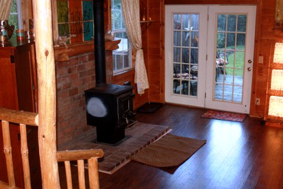 Quiet and Charming Cabin Rental on Hocking River in Southern Ohio - Hocking Hills, Ohio - glamping.directory