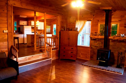 Quiet and Charming Cabin Rental on Hocking River in Southern Ohio - Hocking Hills, Ohio - glamping.directory