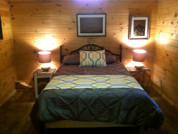 Quiet and Charming Cabin Rental on Hocking River in Southern Ohio - Hocking Hills, Ohio - glamping.directory