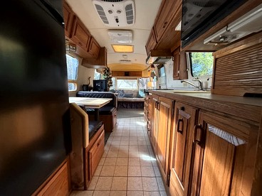 Scenic Airstream with Hot Tub and Firepit, Perfect for a Romantic Glamping Getaway for Couples - Lawton, Oklahoma - glamping.directory