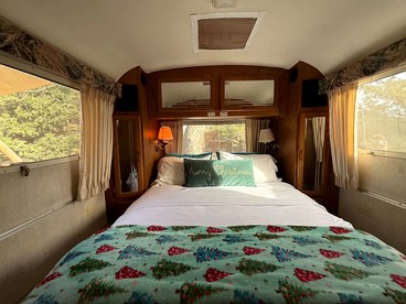 Scenic Airstream with Hot Tub and Firepit, Perfect for a Romantic Glamping Getaway for Couples - Lawton, Oklahoma - glamping.directory