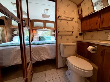 Scenic Airstream with Hot Tub and Firepit, Perfect for a Romantic Glamping Getaway for Couples - Lawton, Oklahoma - glamping.directory