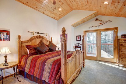 Fantastic Mountain Retreat: Stunning Log Cabin with a Hot Tub in Breckenridge, CO - Breckenridge, Colorado - glamping.directory