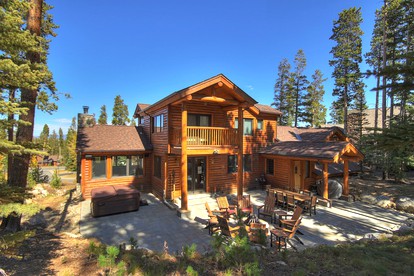 Fantastic Mountain Retreat: Stunning Log Cabin with a Hot Tub in Breckenridge, CO - glamping.directory