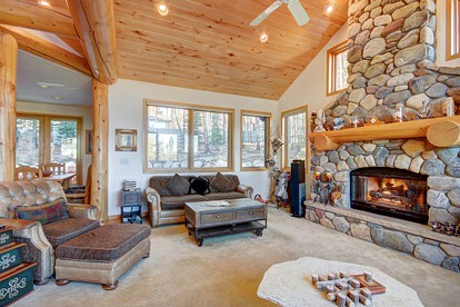 Fantastic Mountain Retreat: Stunning Log Cabin with a Hot Tub in Breckenridge, CO - Breckenridge, Colorado - glamping.directory