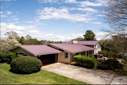 Lovely Vacation Rental with Hot Tub and Amazing Amenities for a Fantastic Family Escape in Clarkesville, Georgia - Clarkesville, Georgia - glamping.directory