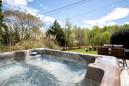 Lovely Vacation Rental with Hot Tub and Amazing Amenities for a Fantastic Family Escape in Clarkesville, Georgia - Clarkesville, Georgia - glamping.directory