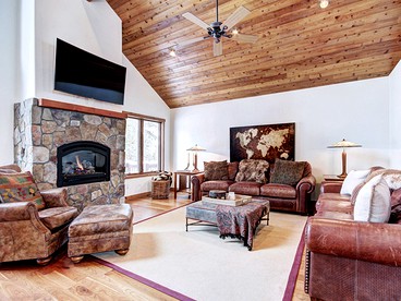 Pet-Friendly Cabin with Hot Tub near Keystone, Colorado - Breckenridge, Colorado - glamping.directory