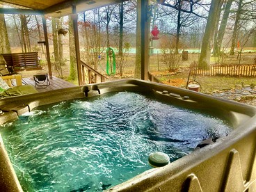 Secluded Lakefront House Nestled in the Woods for an Unforgettable Adventure in Nature in Williford, Arkansas - Williford, Arkansas - glamping.directory