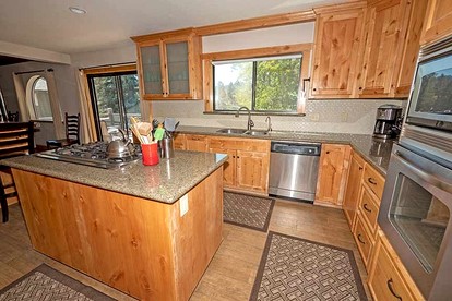 Stunning Cottage with Hot-tub in South Lake Tahoe, California - South Lake Tahoe, California - glamping.directory