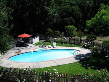 Romantic Getaway Cabin with a Pool and a Hot Tub in the Heart of Sonoma, California - Glen Ellen, California - glamping.directory