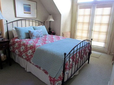 Romantic Getaway Cabin with a Pool and a Hot Tub in the Heart of Sonoma, California - Glen Ellen, California - glamping.directory