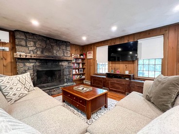 Spacious Pet-Friendly Cabin in North Conway, New Hampshire - North Conway, New Hampshire - glamping.directory
