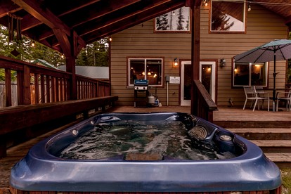 Compass Cabin-Hot Tub, WIFI, Close to Golf/Lake in Leavenworth, Washington - Leavenworth, Washington - glamping.directory