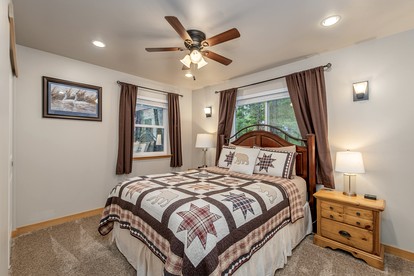 Compass Cabin-Hot Tub, WIFI, Close to Golf/Lake in Leavenworth, Washington - Leavenworth, Washington - glamping.directory