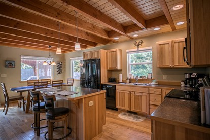 Compass Cabin-Hot Tub, WIFI, Close to Golf/Lake in Leavenworth, Washington - Leavenworth, Washington - glamping.directory