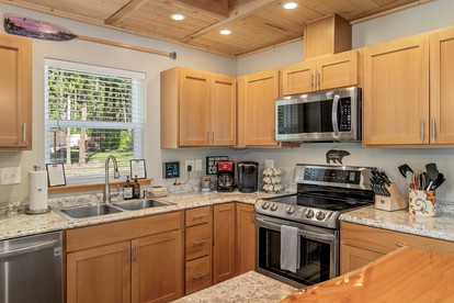 Compass Cabin-Hot Tub, WIFI, Close to Golf/Lake in Leavenworth, Washington - Leavenworth, Washington - glamping.directory