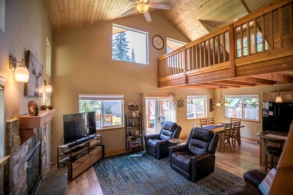 Compass Cabin-Hot Tub, WIFI, Close to Golf/Lake in Leavenworth, Washington - Leavenworth, Washington - glamping.directory