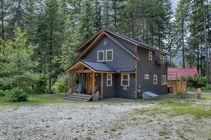 Compass Cabin-Hot Tub, WIFI, Close to Golf/Lake in Leavenworth, Washington - glamping.directory