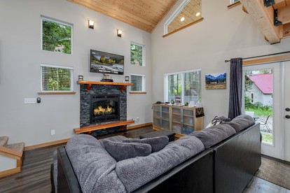 Compass Cabin-Hot Tub, WIFI, Close to Golf/Lake in Leavenworth, Washington - Leavenworth, Washington - glamping.directory
