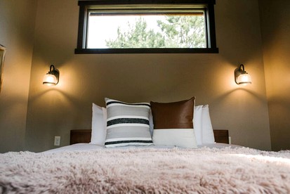 Open-Plan Black Hills Cabin Ideal for a Family Vacation in South Dakota - Custer, South Dakota - glamping.directory