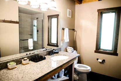 Open-Plan Black Hills Cabin Ideal for a Family Vacation in South Dakota - Custer, South Dakota - glamping.directory