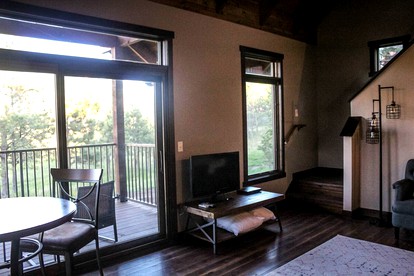 Open-Plan Black Hills Cabin Ideal for a Family Vacation in South Dakota - Custer, South Dakota - glamping.directory